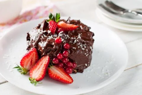 Raw chocolate and beetroot cake with berries Foto stock