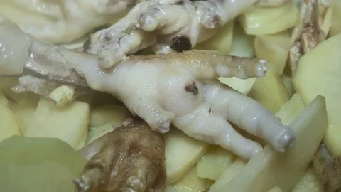 Raw chopped potato with clawed chicken legs, close-up Vídeos de archivo 227437112
