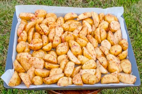 Raw chopped potatoes on a baking sheet. Foto stock
