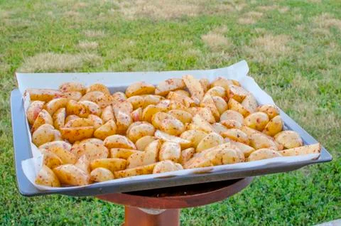 Raw chopped potatoes on a baking sheet. Foto stock