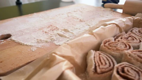 Raw cinnamon rolls inside a casserole pan Stock-Footage 139208448