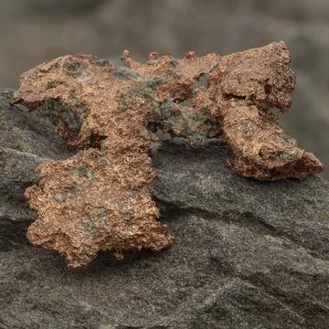 Raw copper ore sample. Rocky natural background Foto stock