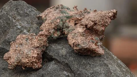 Raw copper ore sample. Rocky natural background Foto stock