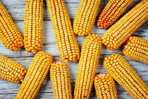 Raw corn shakes Stock-Fotos