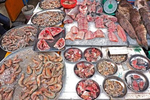 Raw cut fillet fish prawn and shrimp at local market Foto stock