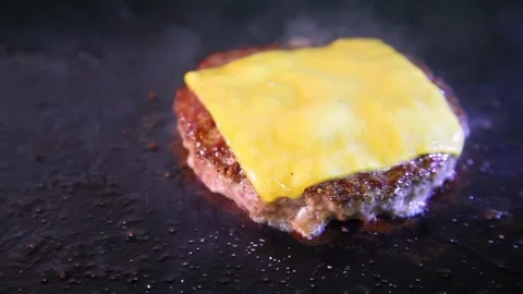 Raw cutlet for a juicy burger. Vídeos de archivo 130863840
