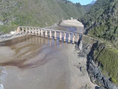 Raw drone shot approaching the Kaaiman river train bridge 스톡 동영상 75804843
