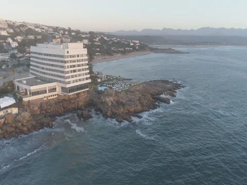 Raw  drone shot of Beacon Island hotel Plettenberg Bay 스톡 동영상 75804672