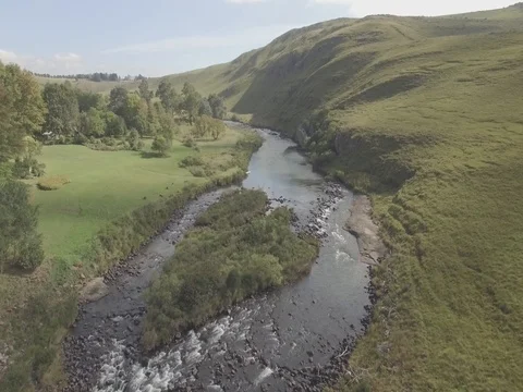 Raw drone shot of flying over a river in the Underberg 스톡 동영상 76047125