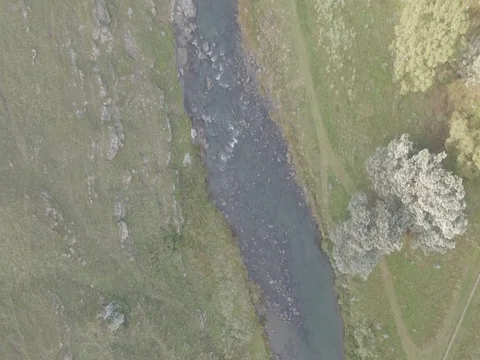 Raw drone shot of a lookdown flyby over a Drakensberg river 스톡 동영상 76051770