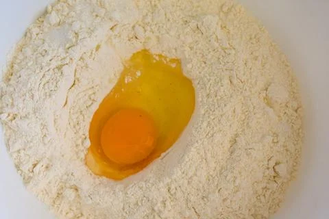 Raw Egg in Flour Well for Baking Preparation, Top View Foto stock