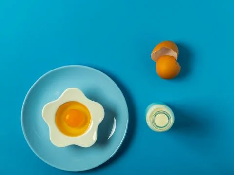 Raw eggs on a solid blue color background Foto stock