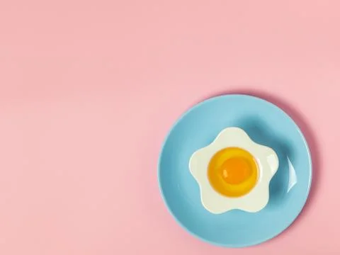 Raw eggs on a solid pink color background Foto stock