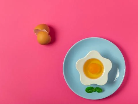 Raw eggs on a solid pink color background Foto stock