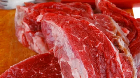Raw fillet mignon on cutting board Vídeos de archivo 25397291