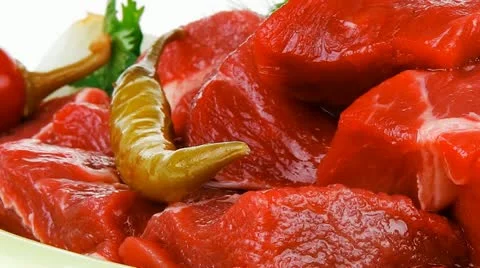 Raw fresh beef meat slices in a ceramic dish with onion and red peppers Vídeos de archivo 21367578
