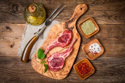 Raw fresh lamb ribs with sauce Foto stock