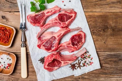 Raw fresh lamb ribs with sauce Foto stock