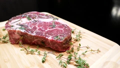 Raw fresh meat steak. Beef steak. Raw meat. Vídeos de archivo 131717629
