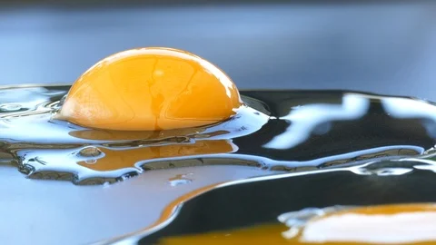 Raw fried egg closeup 4k Stockbeeldmateriaal 119958123