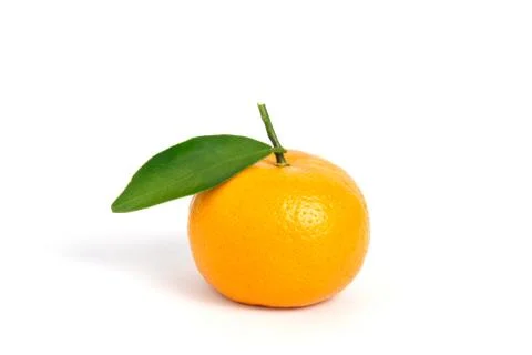 Raw fruit - front angle of Citrus sinensis - orange fruit with leaves Foto stock
