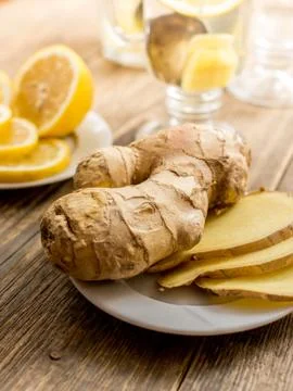 Raw ginger on wood table Foto stock
