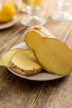 Raw ginger on wood table Foto stock