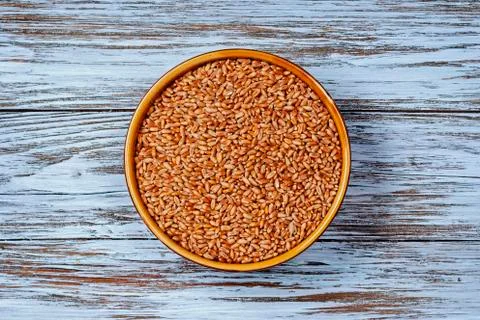 Raw grain in a plate Foto stock