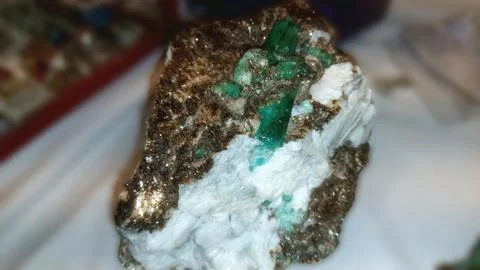 Raw Green Emerald Crystals Embedded In Natural Mineral Rock Matrix Fotos de archivo