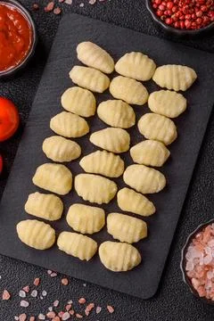 Raw homemade potato gnocchi, made with salt and spices, ready for lunch. Ra.. 库存照片