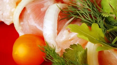 Raw kebabs on red plate Vídeos de archivo 45136232