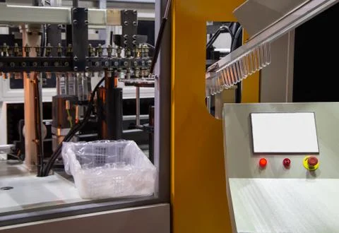Raw material of plastic bottle on blowing machine Foto stock