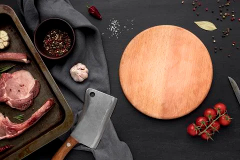 Raw meat in baking pan with vegetables Photo Stock-Fotos