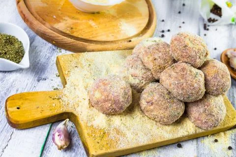 Raw meat balls minced beef rolled breadcrumbs Foto stock