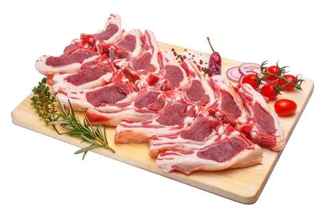 Raw meat brisket, beef bone, wooden cutting board, white isolated background Foto stock
