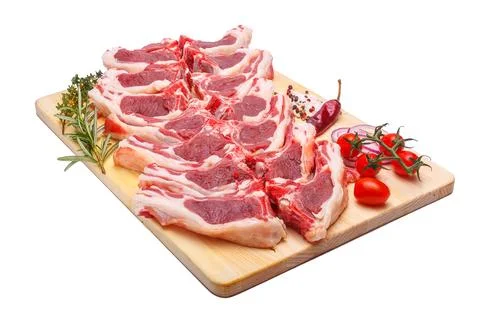 Raw meat brisket, beef bone, wooden cutting board, white isolated background Foto stock