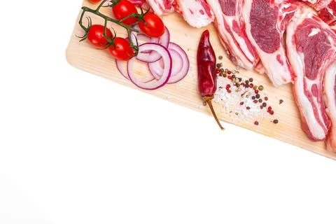Raw meat brisket, beef bone, wooden cutting board, white isolated background Foto stock