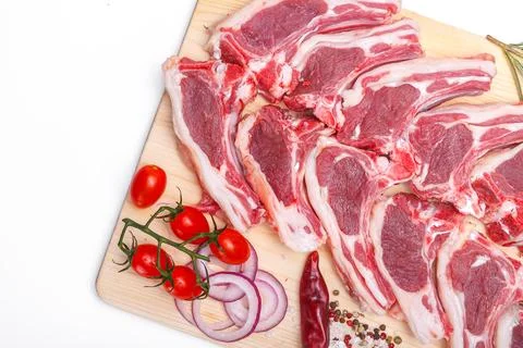 Raw meat brisket, beef bone, wooden cutting board, white isolated background Foto stock