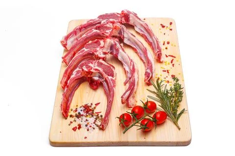 Raw meat brisket, beef bone, wooden cutting board, white isolated background Foto stock