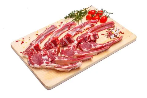 Raw meat brisket, beef bone, wooden cutting board, white isolated background Foto stock