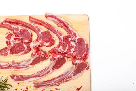 Raw meat brisket, beef bone, wooden cutting board, white isolated background Foto stock