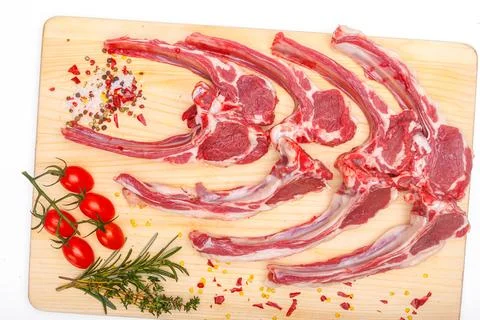 Raw meat brisket, beef bone, wooden cutting board, white isolated background Foto stock