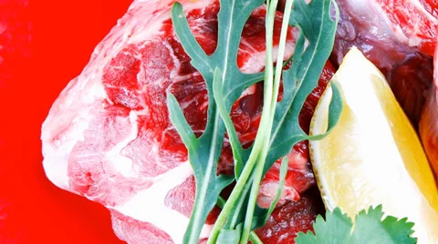 Raw meat chunk on red plate Vídeos de archivo 39846463