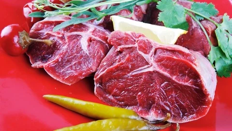 Raw meat chunk on red plate Vídeos de archivo 70436924