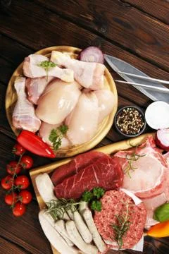 Raw meat. Different types of raw pork meat, chicken and beef with spices and  Foto stock