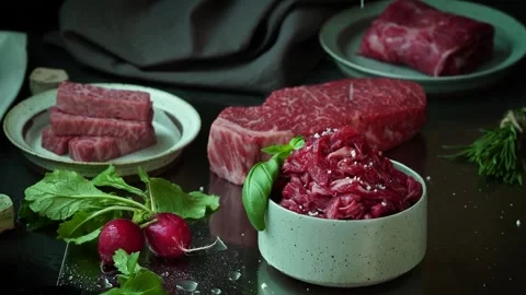 The raw meat is sprinkled with salt. 動画素材 334358070
