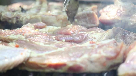 Raw meat turning Vidéo 62488513