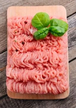 Raw minced meat with basil . Foto stock
