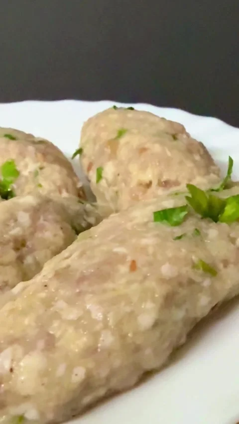 Raw minced meat kebabs with parsley on white plate Video stock 331974853