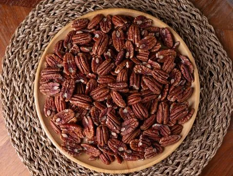 Raw organic pecan nuts pattern background. Foto stock